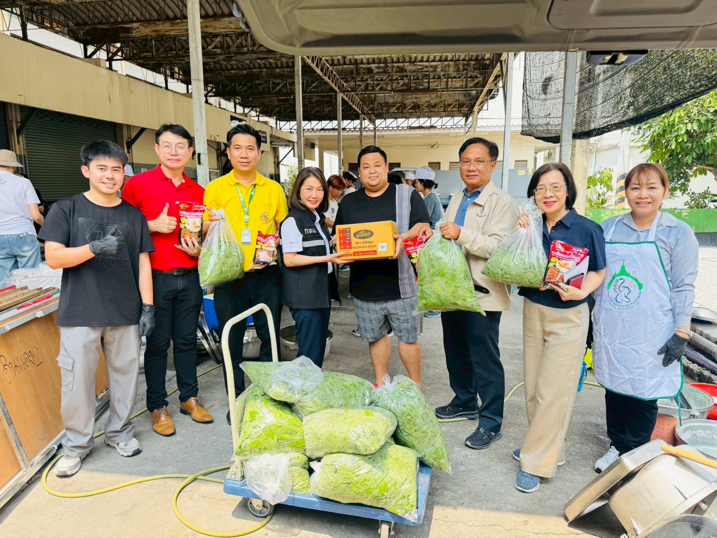 มอบผักสดและซอสหมีปรุง